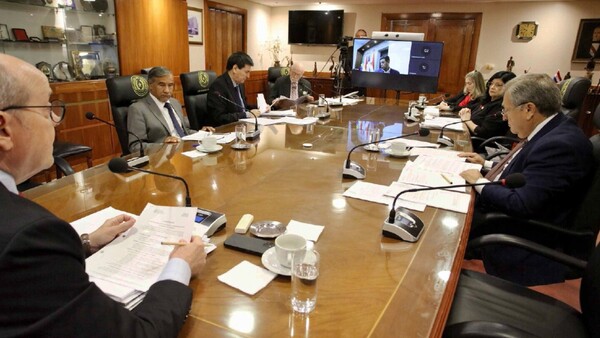 Corte acepta dos renuncias y suspende a juezas por chats