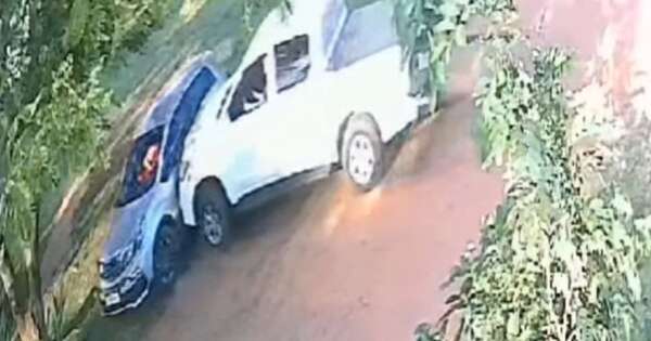 Diario HOY | VIDEO| Abogado choca a su colega en extraño incidente