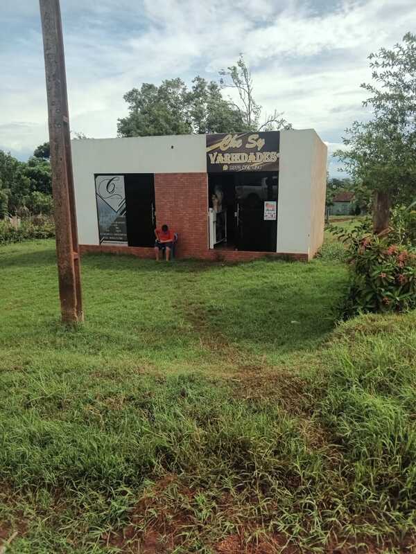 Delincuentes hurtan ropa de un local comercial en María Auxiliadora