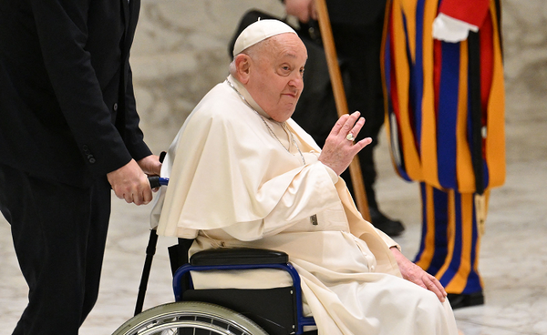 El papa Francisco está "estable" y sus análisis muestran “leve mejoría”, dice el Vaticano - Noticiero Paraguay