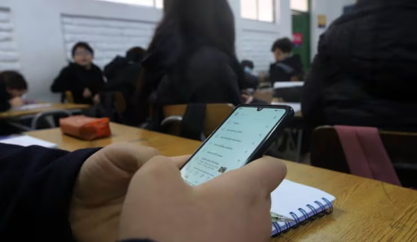 El celular debe ser erradicado de las escuelas, sostiene experto en ciberseguridad - Noticiero Paraguay