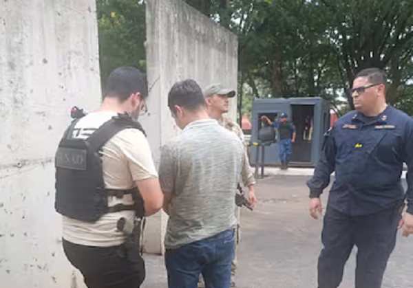 Se entrega policía implicado en tráfico aéreo de cocaína en Cerrito - Noticiero Paraguay