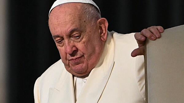 El Papa sigue estable y presenta una leve mejoría