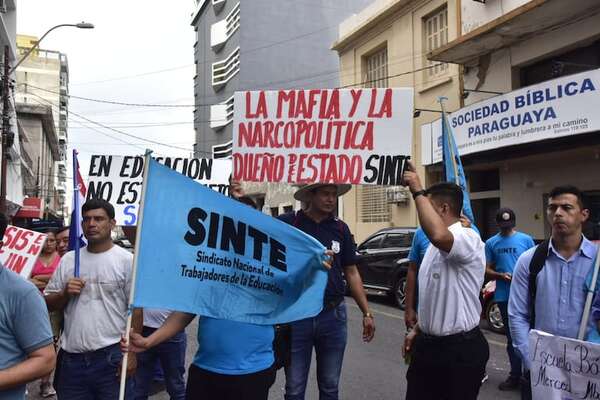 Docentes protestan frente al MEC y reclaman mejoras en infraestructura - Nacionales - ABC Color