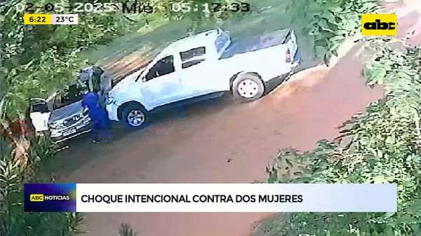 Extraño incidente en J. Augusto Saldívar: aparente choque intencional contra dos mujeres  - ABC Noticias - ABC Color