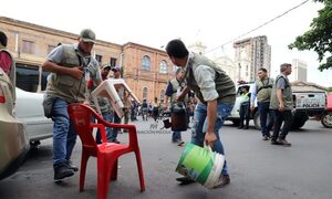 (Video) ¿Hasta cuándo? Sacan a limpiavidrios y cuidacoches de las calles de Asunción