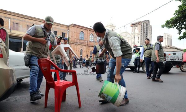 (Video) ¿Hasta cuándo? Sacan a limpiavidrios y cuidacoches de las calles de Asunción