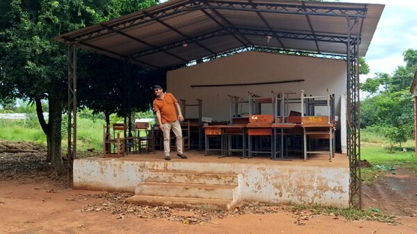 Otro año más: Alumnos darán clases bajo los árboles