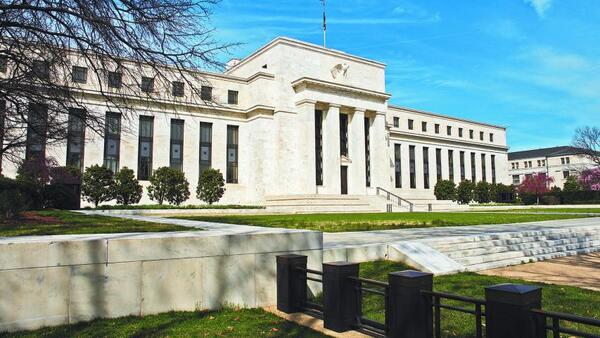 Las actas de la Fed revelan consenso para no bajar las tasas y vigilancia de los aranceles