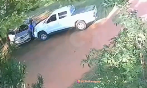 Discusión entre abogados acaba con la embestida de camioneta a otro coche - 1000 Noticias