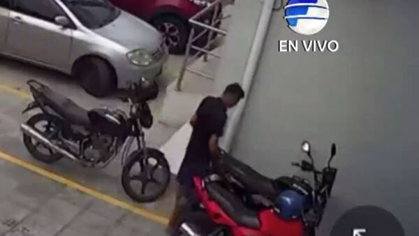 ¿El karma? Robó una moto y en la huida le chocó un auto