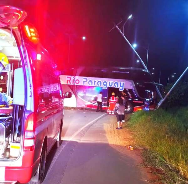 Bus de pasajeros pierde el control y deja siete heridos leves en Carapeguá - Nacionales - ABC Color