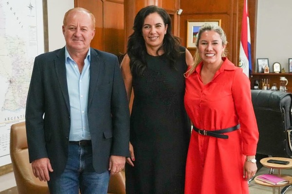 Gobernador de Itapúa se reúne con ministras para impulsar infraestructura y turismo en la región