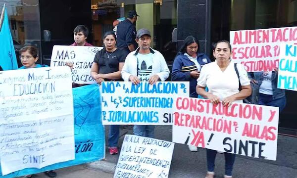 Docentes se manifiestan frente al MEC ante falencias en instituciones educativas – Prensa 5