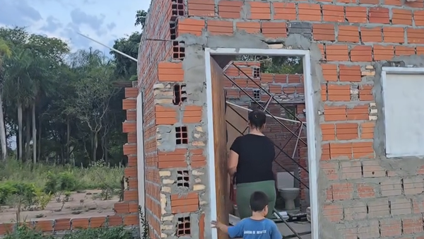 Madre soltera pide ayuda para reconstruir su casa tras destrozos por tormenta