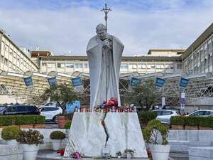 Fieles crean altar con flores y velas por el Papa frente al hospital - Mundo - ABC Color