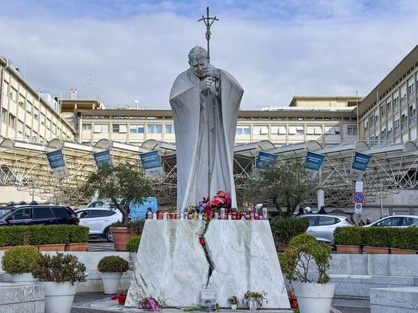 Fieles crean altar con flores y velas por el Papa frente al hospital - Mundo - ABC Color