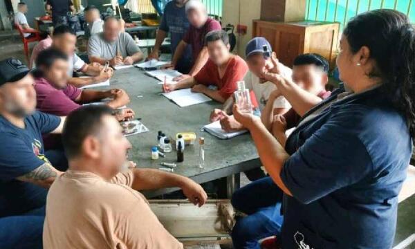 Elaboración de perfumes abre las puertas de la reinserción social en Tacumbú – Prensa 5