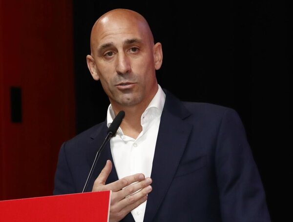 Luis Rubiales, condenado a multa por el caso del beso a una futbolista - 1000 Noticias