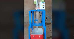 Diario HOY | Paraguayo fabrica máquina para embolsar hielo