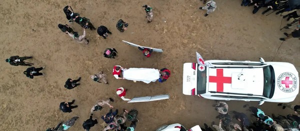 Hamás entrega 4 ataúdes con rehenes israelíes a la Cruz Roja - ADN Digital