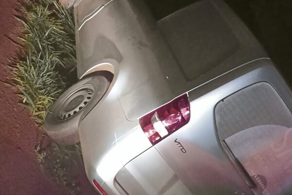 Abandonan vehículo con mercadería robada