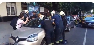 (VIDEO) Doña olvidó a su bebé en el auto y bomberos lo rescataron
