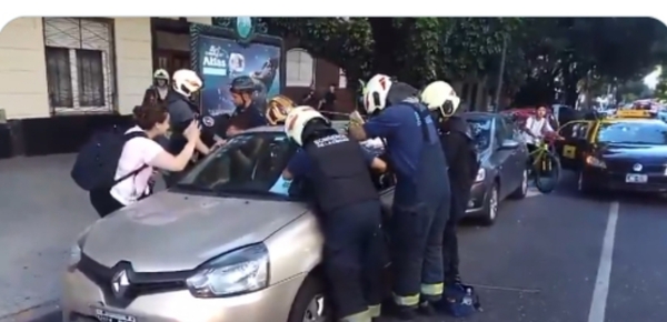 (VIDEO) Doña olvidó a su bebé en el auto y bomberos lo rescataron