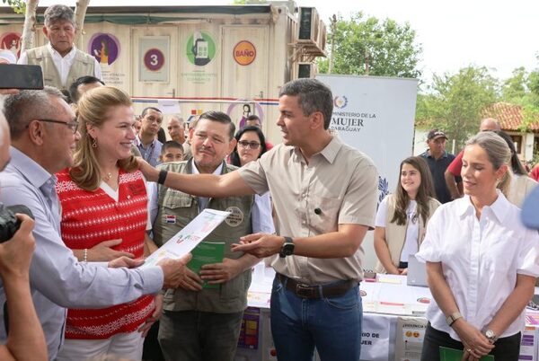 Eugenio A. Garay se beneficia con servicios de «Ciudad Mujer Móvil» y títulos del propiedad del Indert