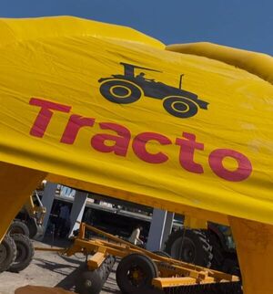 Tracto impulsa maquinarias para un cultivo de arroz eficiente en Día de Campo en Ñeembucú