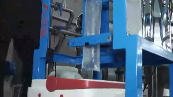 Máquina para envasar hielo y heladitos causa furor en las redes sociales