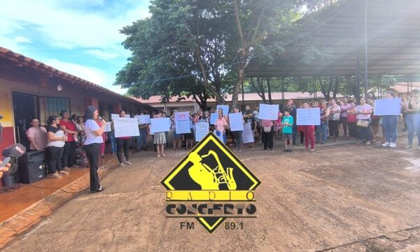 Padres respaldan a directora y repudian persecución en escuela