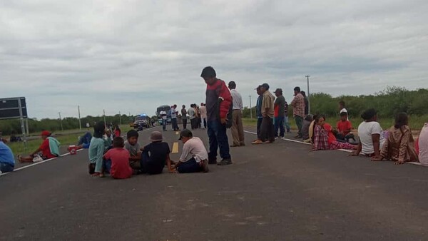 Chaco: Indígenas cierran ruta para conseguir víveres y beneficios sociales