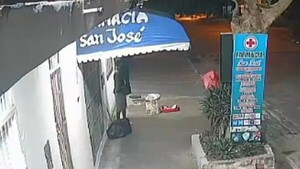 Trepando uno sobre otro, así roban reflectores en Fernando de la Mora