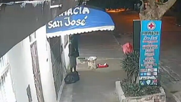 Trepando uno sobre otro, así roban reflectores en Fernando de la Mora