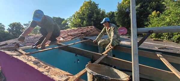 Militares reconstruyen viviendas que fueron afectadas por el temporal - trece