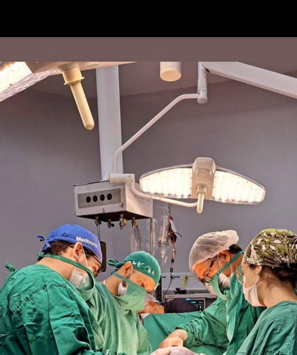 Extirpan con éxito un tumor abdominal de 22 kilogramos a paciente de 67 años