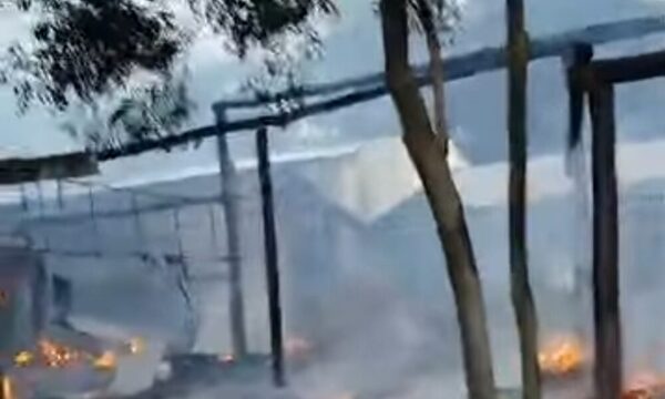 Feroz incendio arrasó con playa Laguna Blanca