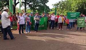Presuntos invasores se manifestaron frente a la Fiscalía ante inminente desalojo - ABC en el Este - ABC Color