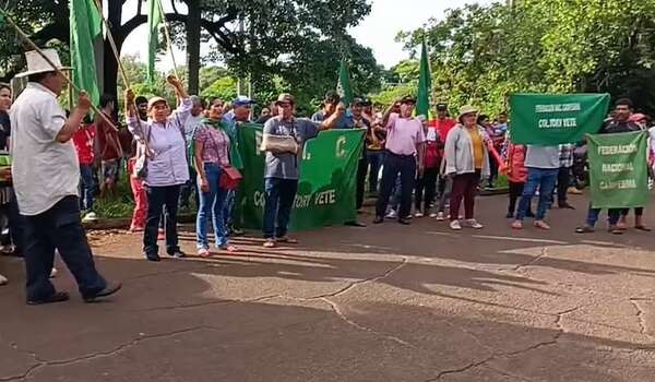 Presuntos invasores se manifestaron frente a la Fiscalía ante inminente desalojo - ABC en el Este - ABC Color