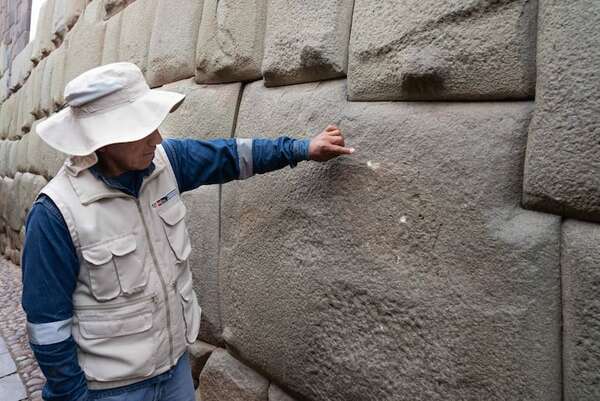 Justicia peruana dicta 6 meses de prisión preventiva a acusado de dañar famosa piedra inca - Mundo - ABC Color