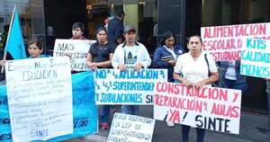 La Nación / Docentes protestan frente al MEC