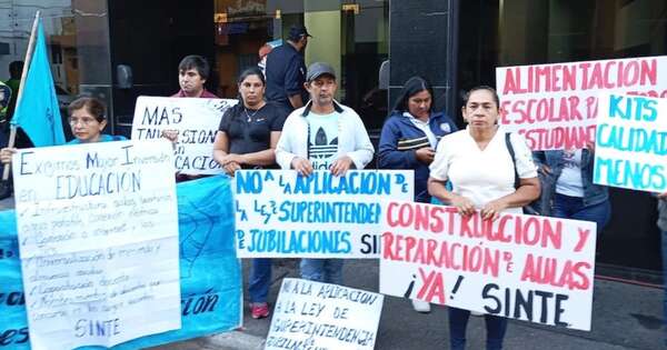 La Nación / Docentes protestan frente al MEC