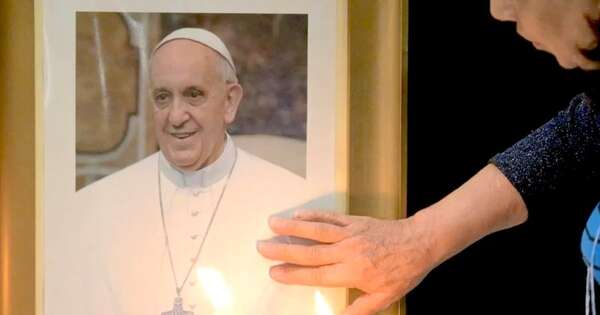 La Nación / El papa Francisco ya “se levantó”