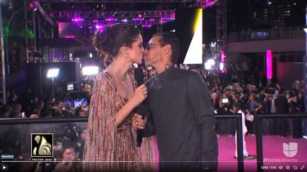 (VIDEO) Nadia Ferreira le dio un jeja’o a Marc Anthony en plena entrevista: “¡Estoy trabajando, compórtate!”