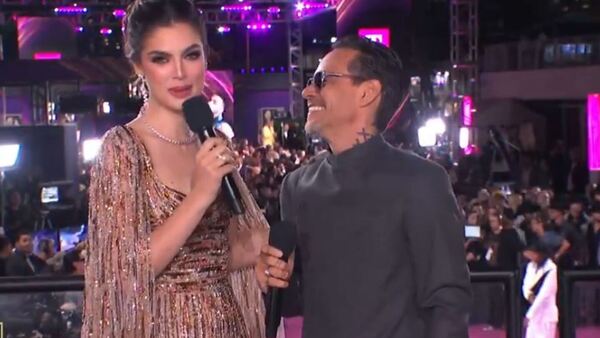 Video: La divertida nota de Nadia Ferreira a Marc Anthony en Premio Lo Nuestro: "Oye, comportate"