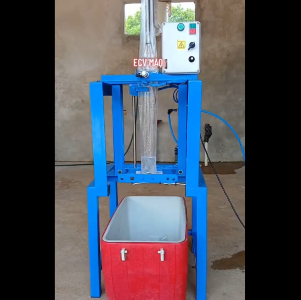 Paraguayo inventó una máquina para envasado de hielo y heladitos - 1000 Noticias
