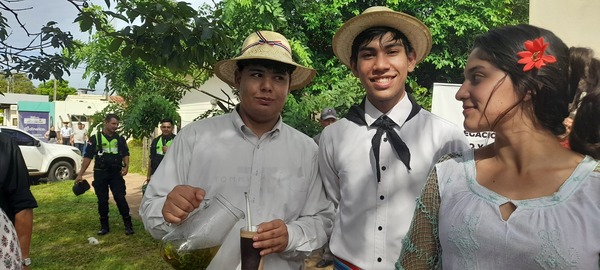 EBY celebró el Día Nacional del Tereré con entrega de plantines medicinales