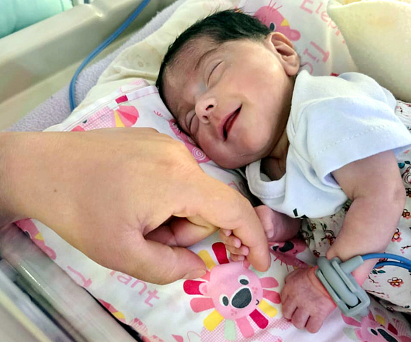 Emotiva historia de Milagros, la beba que nació con 24 semanas y apenas 500 gramos - trece