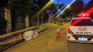 Hallan cadáver en la vía pública de Luque, joven habría sido torturado